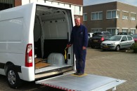 Dhollandia achtersluitende laadklep met kader ipv achterdeuren achter bestelauto.